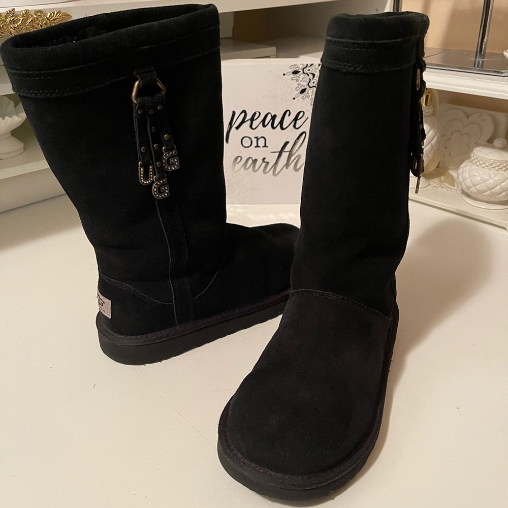 Ugg’s beautiful boots with very unique design - Picture 1 of 14